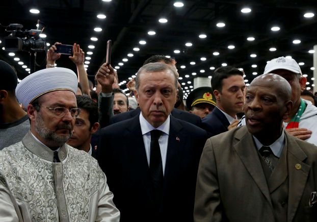 Turkish President Tayyip Erdogan (C) arrives to take part in the jenazah, an Islamic funeral prayer, for the late boxing champion Muhammad Ali in Louisville, Kentucky, U.S. June 9, 2016.  REUTERS/Lucas Jackson