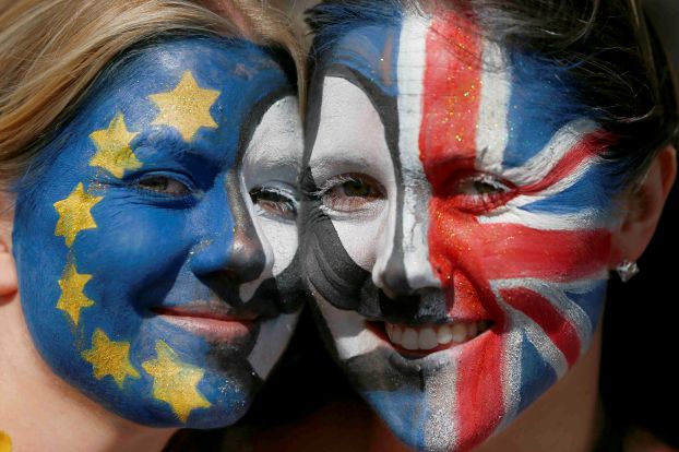 Protestors with their faces  painted pose for a photograph during a 'March for Europe' demonstration against Britain's decision to leave the European Union, in central London, Britain July 2, 2016. Britain voted to leave the European Union in the EU Brexit referendum.     REUTERS/Neil Hall