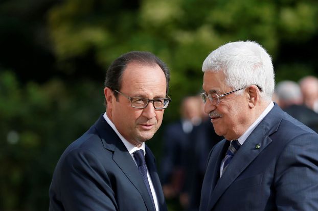 France's President Francois Hollande (L) greets Palestinian President Mahmoud Abbas at the Elysee Palace in Paris September 19, 2014. REUTERS/Gonzalo Fuentes (FRANCE - Tags: POLITICS)